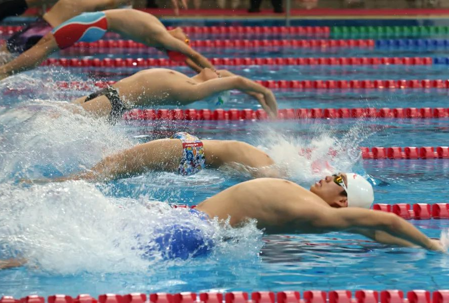 前锋远射破门，球迷现场尖叫